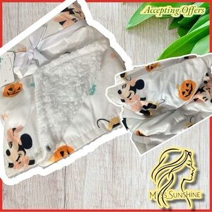 Disney NEW - Sherpa blanket - super cute Minnie Mouse, candy, pumpkins - 30”x40”